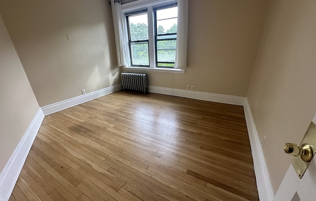 2 beds, 1 bath, 585 sqft, $3,200, Unit 124