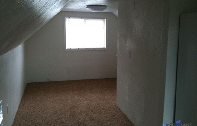 Charming upstairs studio. Close to shopping