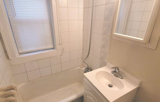 Studio, 1 bath, $825, Unit 09
