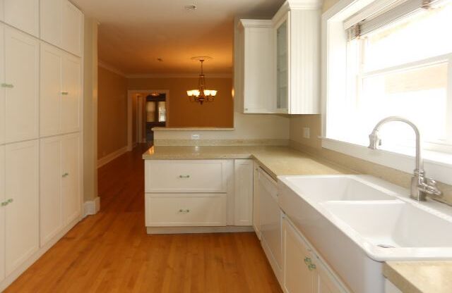2619 GREENLEAF
