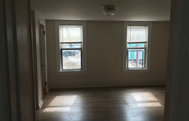 2 beds, 1 bath, 900 sqft, $750, Unit Up