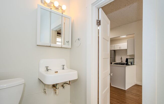 Studio, 1 bath, 200 sqft, $1,145, Unit 302