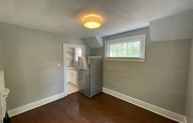 2 beds, 1 bath, $1,095, Unit 1702 1/2 Lake Ave