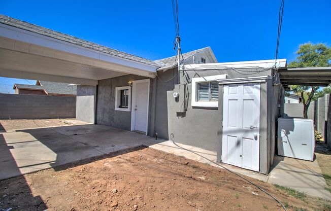 3 Bedroom + 1 Bathroom + 1 Car Carport Single Level Home in Conveniently Located Central Phoenix!