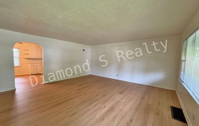 Cute 2 Bedroom Home Located Near Fort & Sunshine!