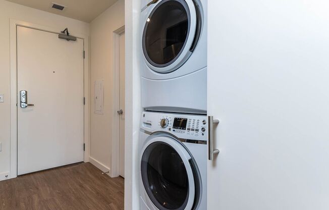 Studio, 1 bath, 520 sqft, $1,295, Unit 215