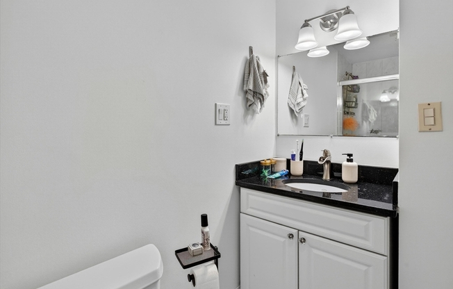 2 beds, 1 bath, 869 sqft, $4,000, Unit 51
