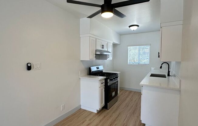 Beautiful & Spacious 2 bedroom 1 Bath Apartment Located in Long Beach. Available Now!!