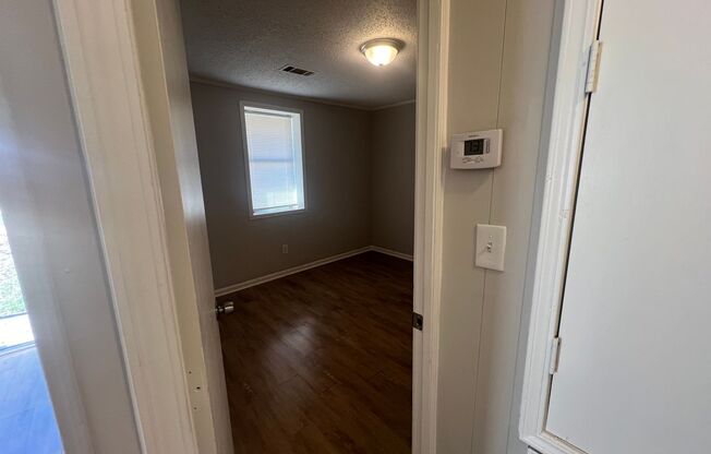 2 beds, 1 bath, $850, Unit #A