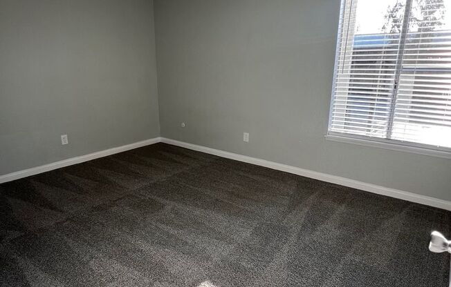 2 beds, 1 bath, 950 sqft, $1,515, Unit 37