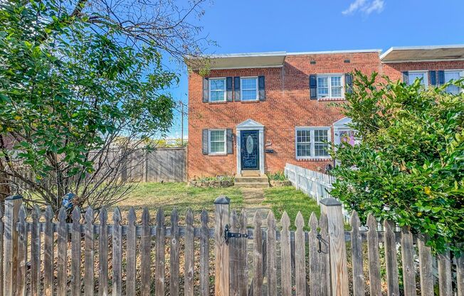 Gorgeous 3 Bed 1.5 Bath End-Unit Brick Townhome With Fenced Yard In Hume Springs