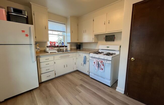 2 beds, 1 bath, $1,195, Unit 11