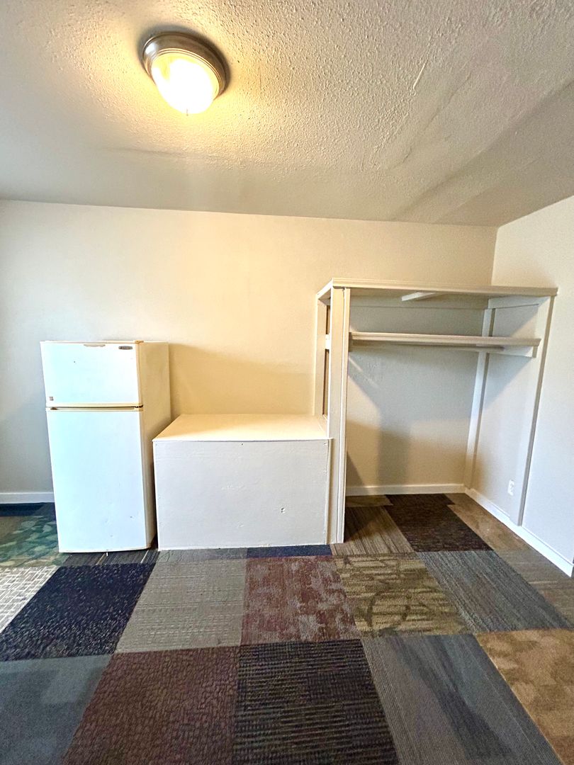 AVAILABLE NOW! Charming Efficiency Unit Minutes from Downtown! All Bills Paid!!