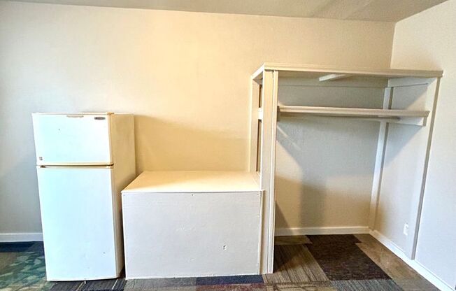 AVAILABLE NOW! Charming Efficiency Unit Minutes from Downtown! All Bills Paid!!