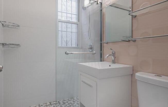 43 18 GREENPOINT AVE