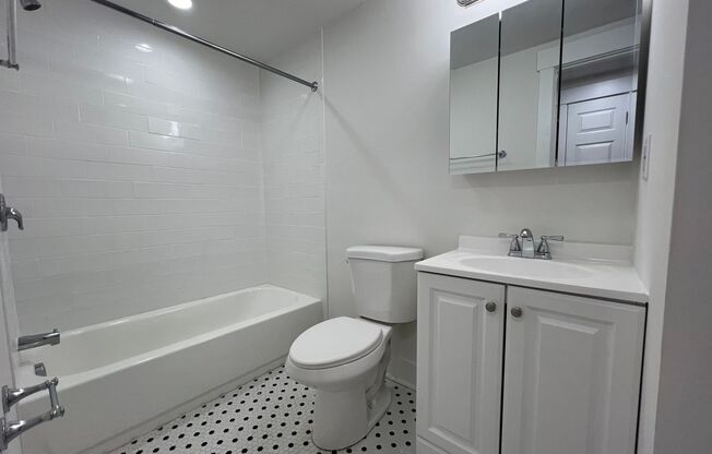 2 beds, 1 bath, 750 sqft, $1,999, Unit 5635 Hobart St. #35