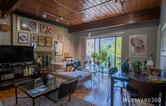 4334 N Clarendon Ave Apt 209