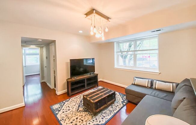 Tastefully Renovated 2 Bedroom 1 Bathroom Condo In Park-Like Setting In Westmoreland Terrace