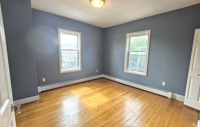 3 beds, 1 bath, 1,400 sqft, $2,900, Unit 3