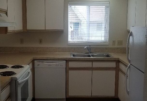 3 beds, 1 bath, 1,140 sqft, $1,500