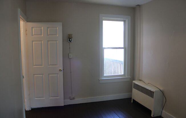 2 beds, 1 bath, $1,195, Unit 2nd Fl