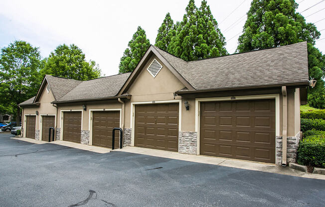 Private Garages and Storage Units at Apartments Near Mercer University Atlanta