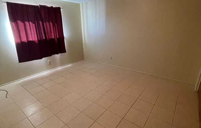 2 beds, 1 bath, 887 sqft, $900