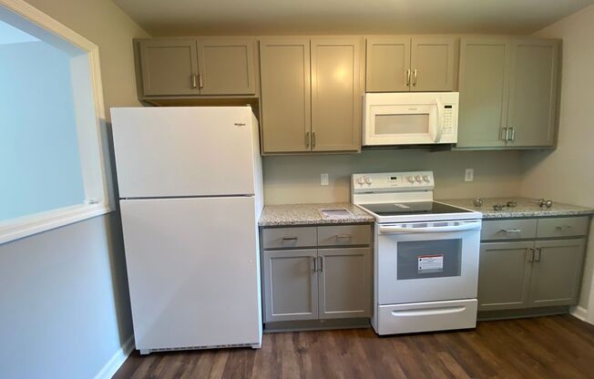 2 beds, 1 bath, $1,425, Unit B