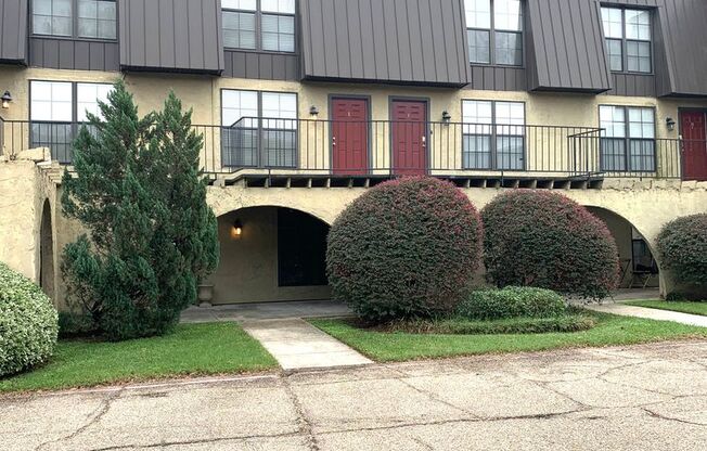 Updated condo located between I-10 and I-12