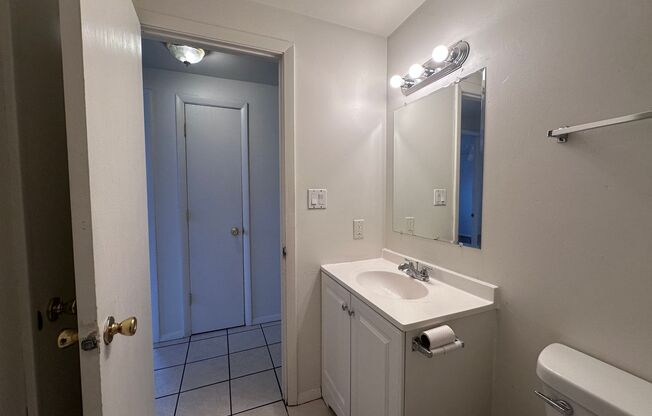 2 beds, 1 bath, $895, Unit 7