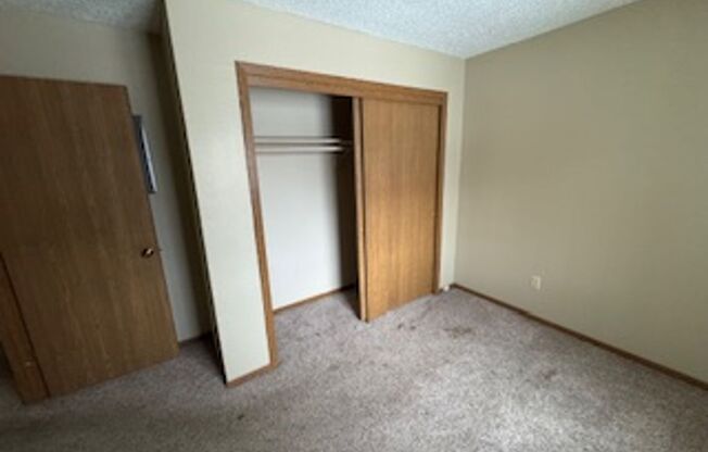 2 beds, 1 bath, 852 sqft, $650, Unit 1027