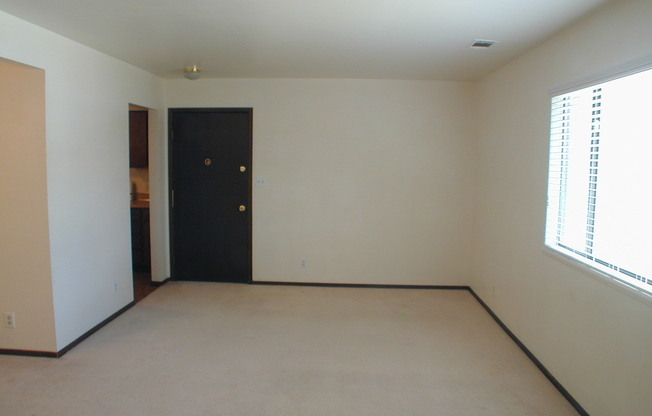 2 beds, 1 bath, 818 sqft, $925, Unit Apt 7