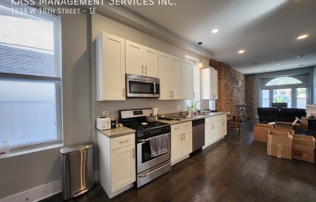 1539 W 19 ST