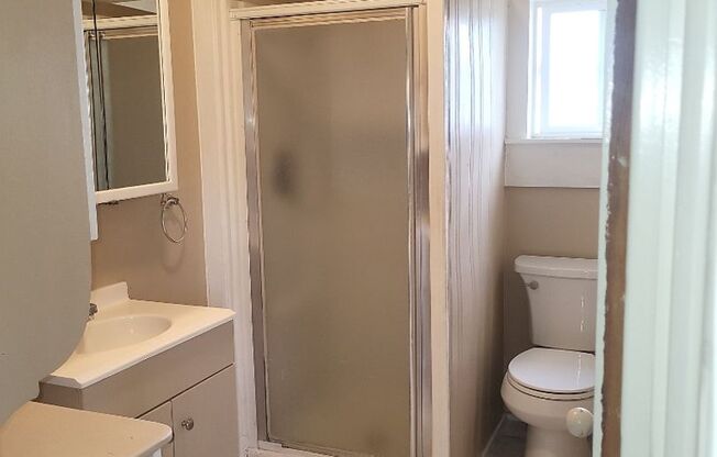 921 Willow St Unit A - Cozy upstairs 1BR 1BA apartment near Downtown, VA and Renown Hospitals