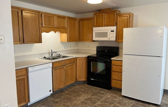 Spacious 3 bed 2.5 Bath Townhome in Cascade Park! All Appliances Included! Ceiling Fans in Every Room! Great Location!