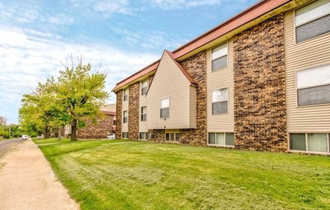 1 bed, 1 bath, 700 sqft, $850, Unit 801 West Crestwood Drive Apt 101