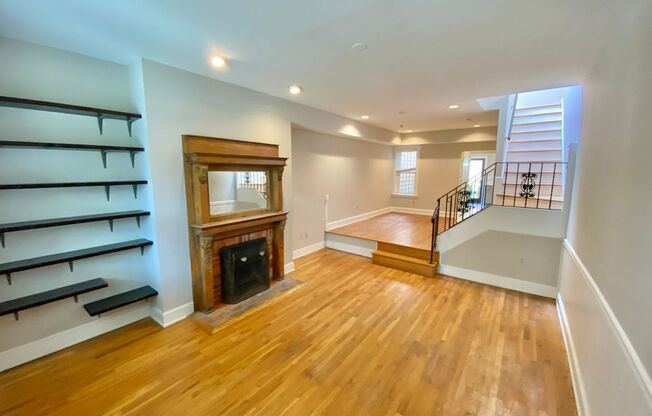 Chic Shaw Townhouse 2bd/2.5 bath with Decorative Fireplace and Private Patio