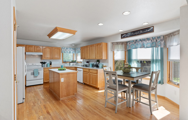 Beautiful 4 Bedroom House with Office