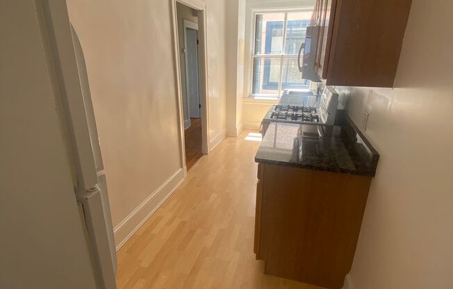 2 beds, 1 bath, 1,015 sqft, $1,825, Unit 17