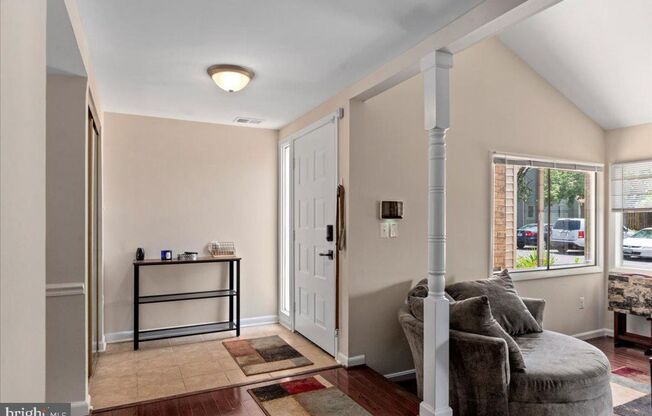 MINUTES TO DULLES - GREAT COMMUTER LOCATION - HERNDON