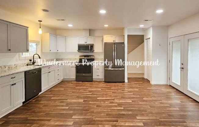 *AVAILABLE NOW!* Conveniently located 2 bed with loft in Central Kitsap, Large yard