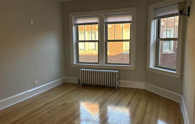 5119 21 W MONTROSE AVE