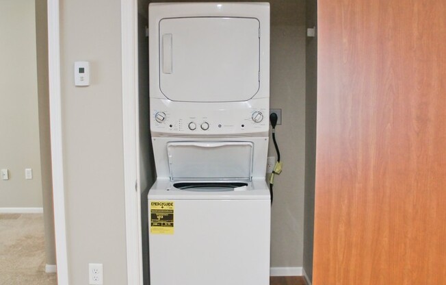 2 beds, 2 baths, 958 sqft, $1,275, Unit 203