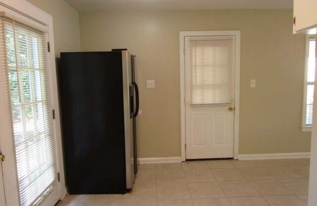 3 beds, 1 bath, $1,295