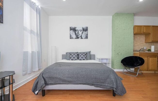 Beautiful studio in south st available Aug  1st
