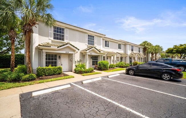 Beautiful Townhome 2-bedroom, 2.5-bathroom  in the desirable Fort Myers