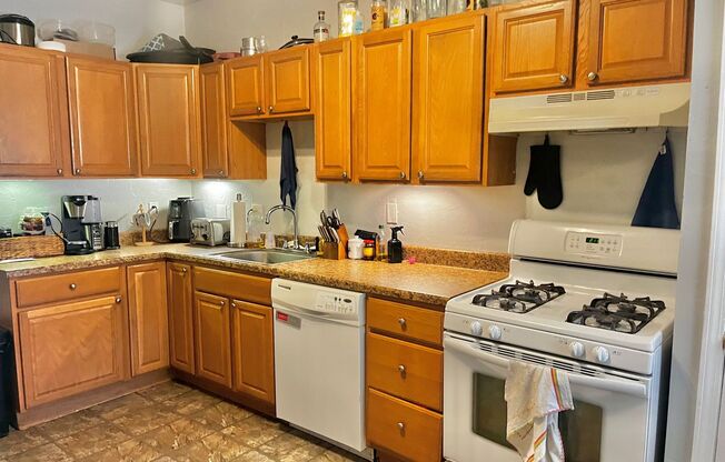 4BD/3BTH In Southside - Laundry - Central AC - Back Patio