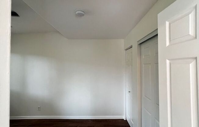 3 beds, 1 bath, $2,500, Unit B