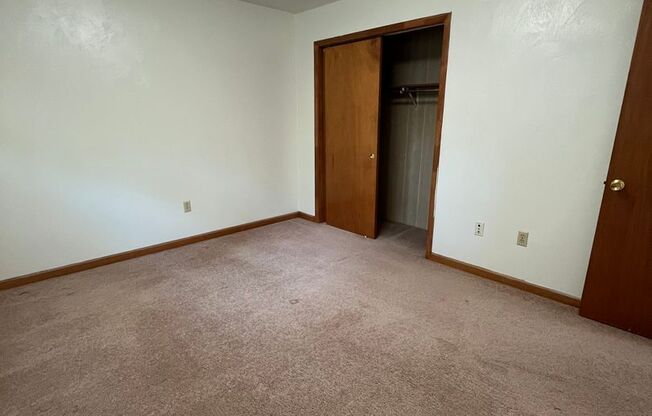 2 beds, 1 bath, 903 sqft, $1,170, Unit J-7