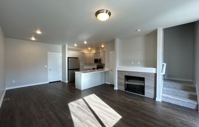 3 beds, 2.5 baths, 1,450 sqft, $2,395, Unit SRF 900 - 61634